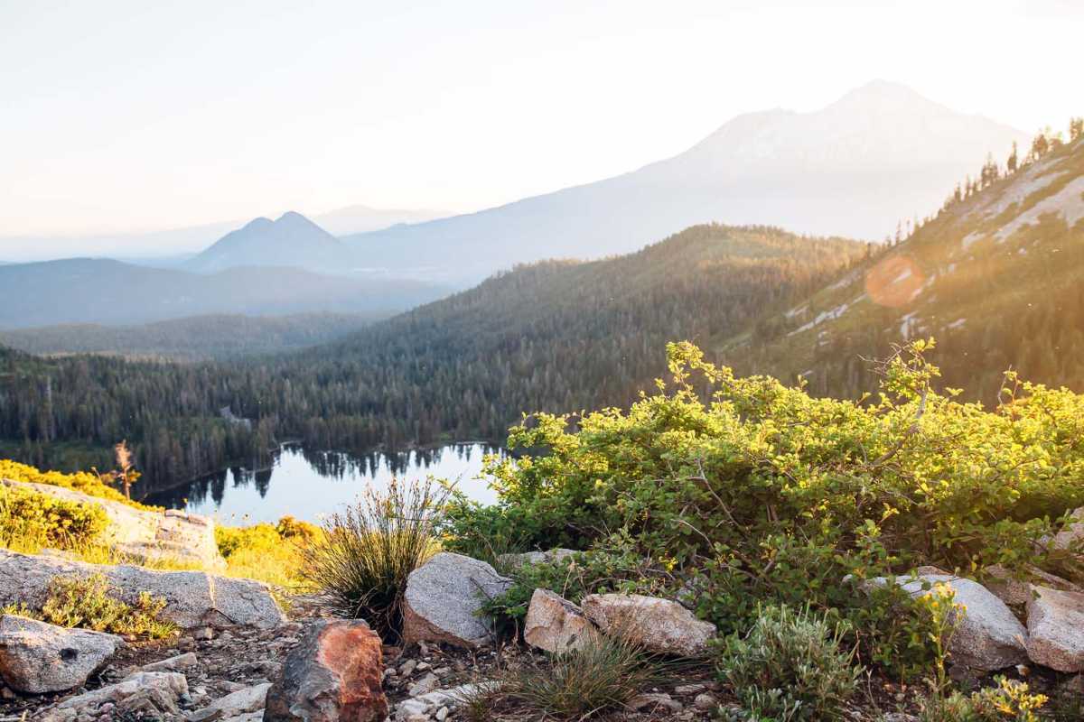วิวพระอาทิตย์ขึ้นของ Mt. Shasta จากทะเลสาบ Heart
