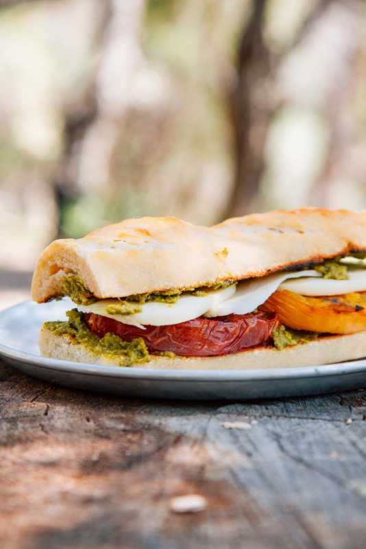 Grilovaný sendvič caprese na tanieri