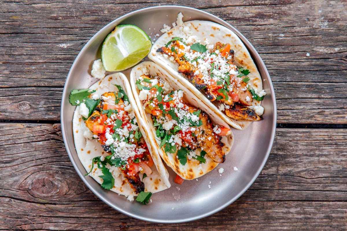 Tri grilované kuracie tacos na tanieri