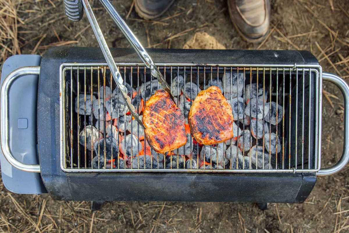 Kamp ızgarasında domuz filetosu ızgara