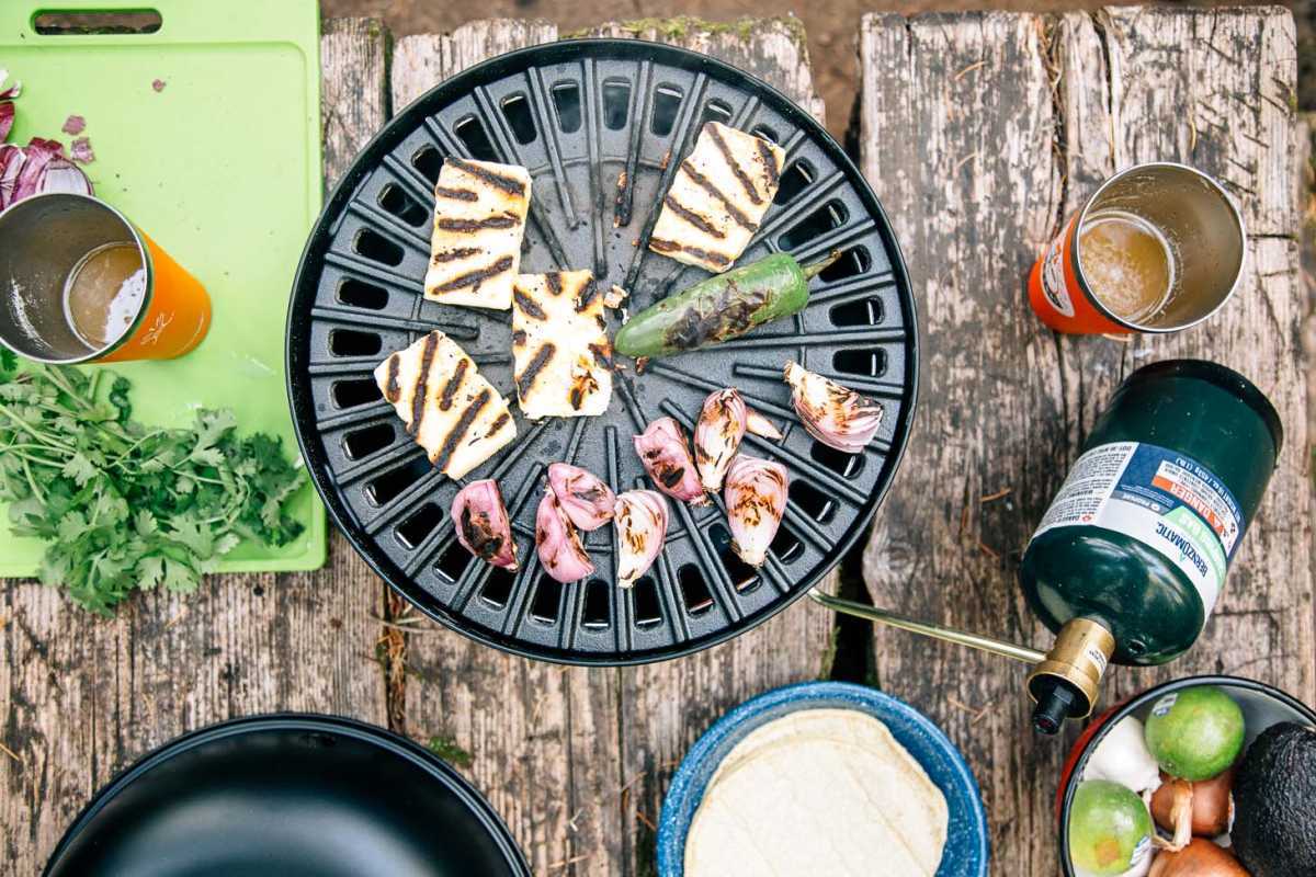 Disse grillede halloumi-tacoene er et flott vegetarisk campingmåltid. Enkel å tilberede og enda enklere å rydde opp, dette er enkel campingmat