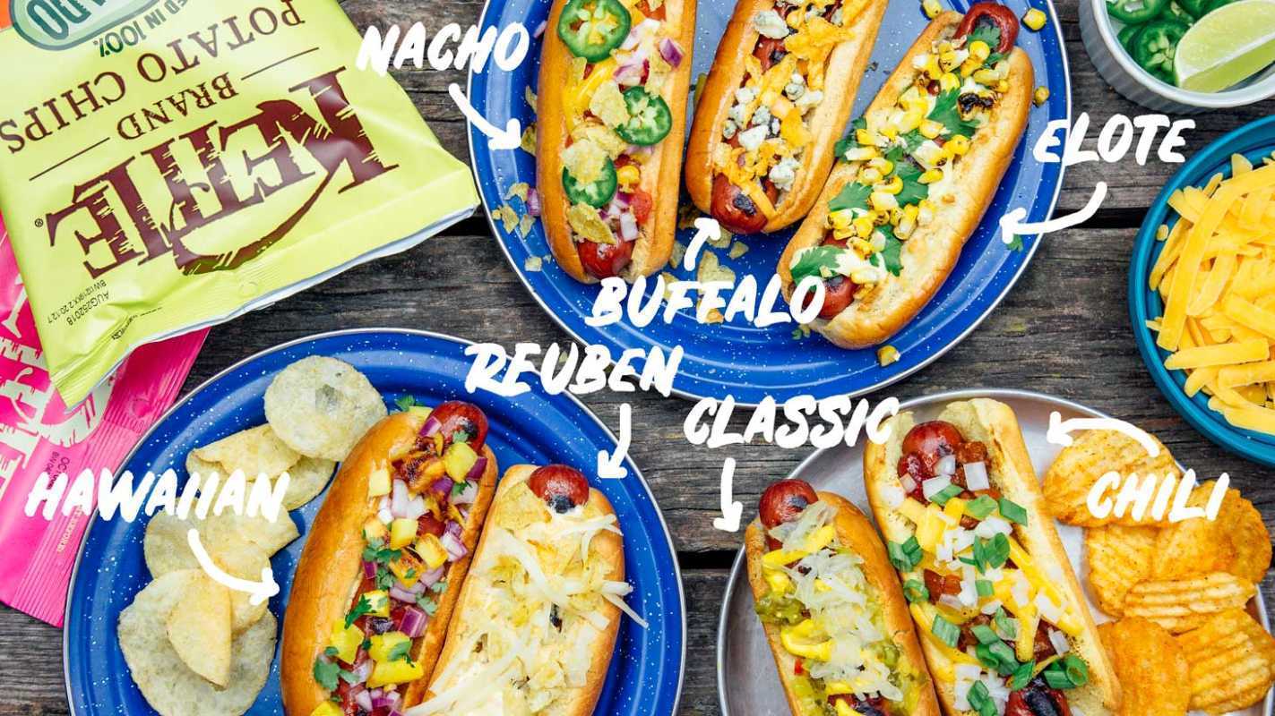 Mga camp plate na may mga hotdog sa buns at iba