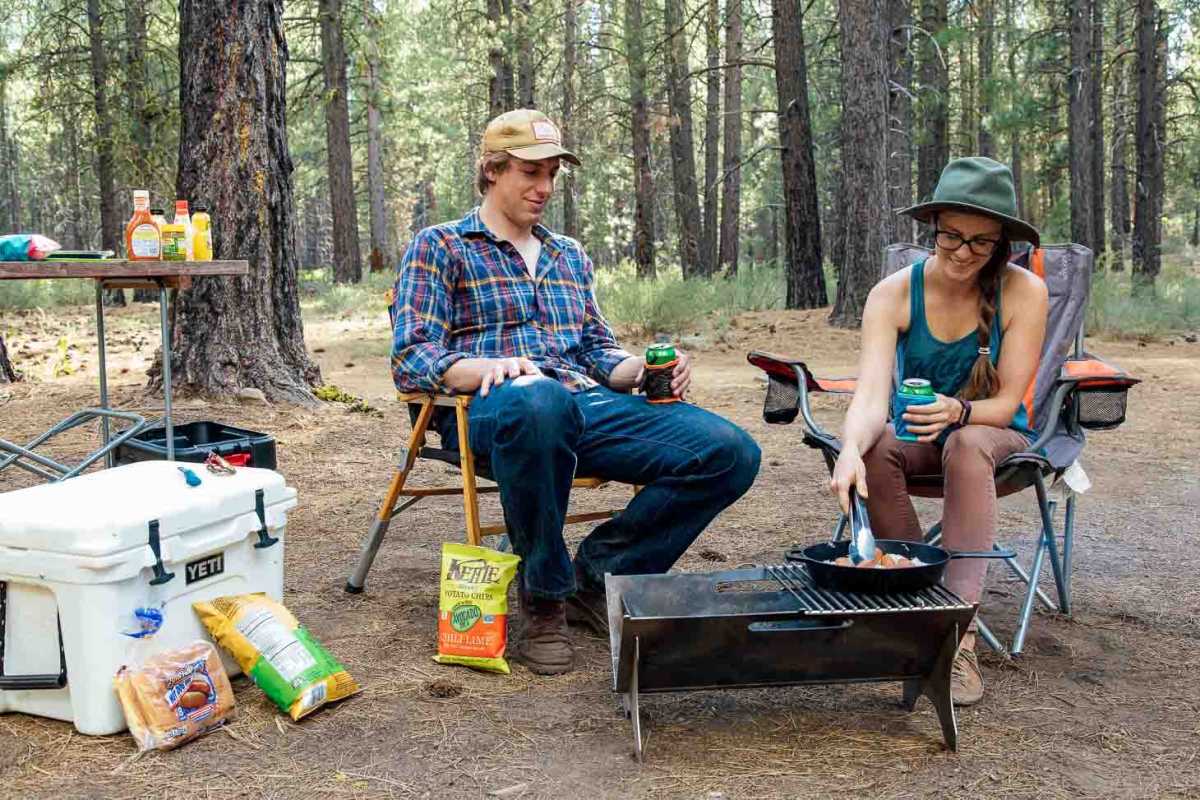 Cách nướng xúc xích khi đi cắm trại + 7 ý tưởng phủ trên cho người sành ăn!