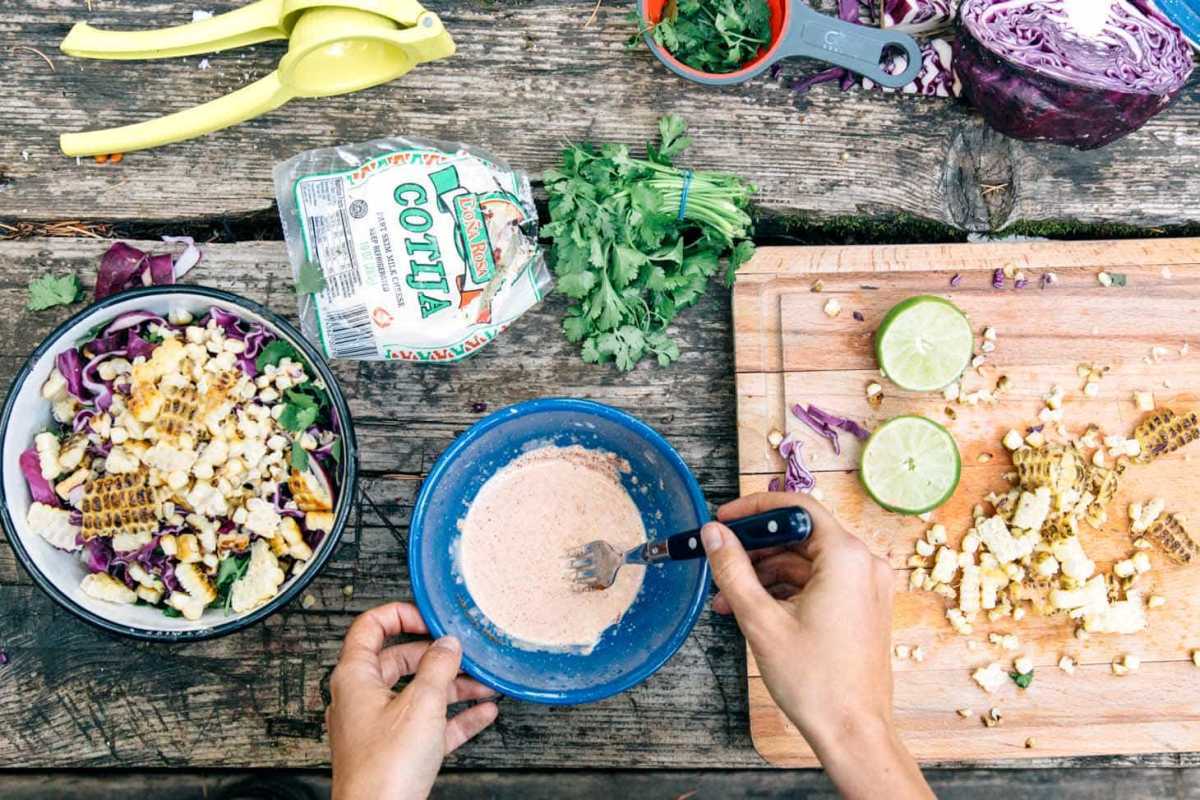 Zabavan pogled na meksički ulični kukuruz, ovaj recept za esquites na žaru (meksička salata od kupusa) odličan je prilog za posluživanje uz večeru dok kampirate!