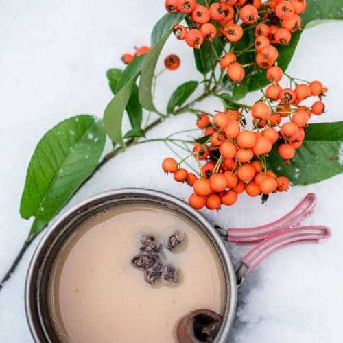 Kubek masala chai na zaśnieżonej powierzchni