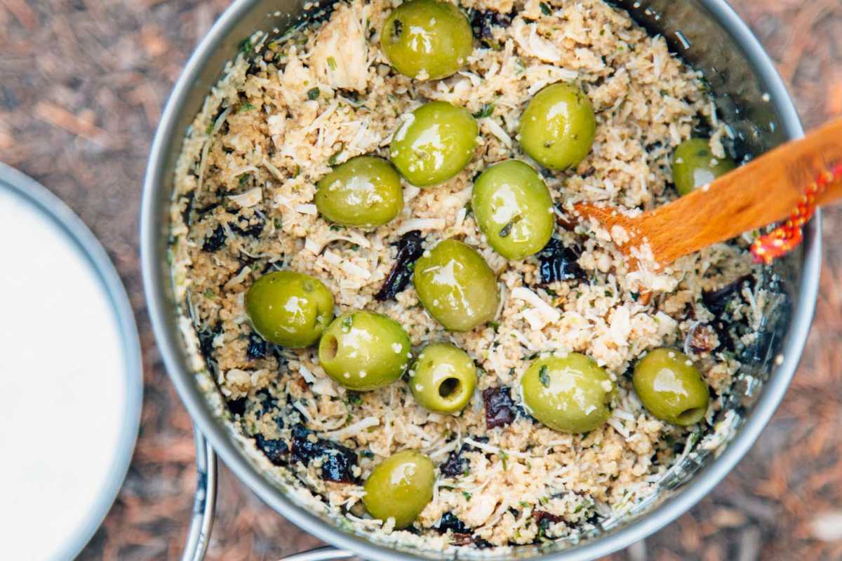 Pollastre marbella i olives verdes en una olla de motxilla