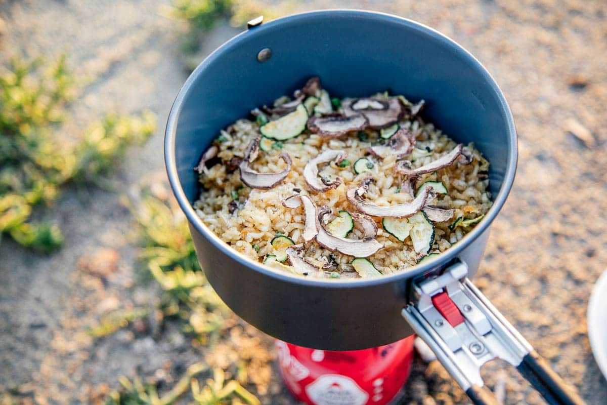 Gedehydrateerde risotto in een pot bovenop een kooktoestel