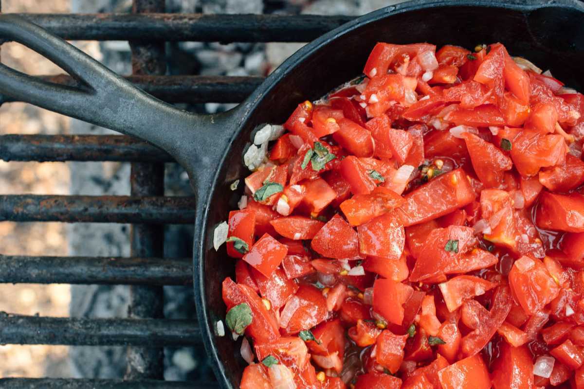 Sos tomato buatan sendiri yang segar dan berperisa untuk dihidangkan bersama kebab api unggun Ratatouille panggang