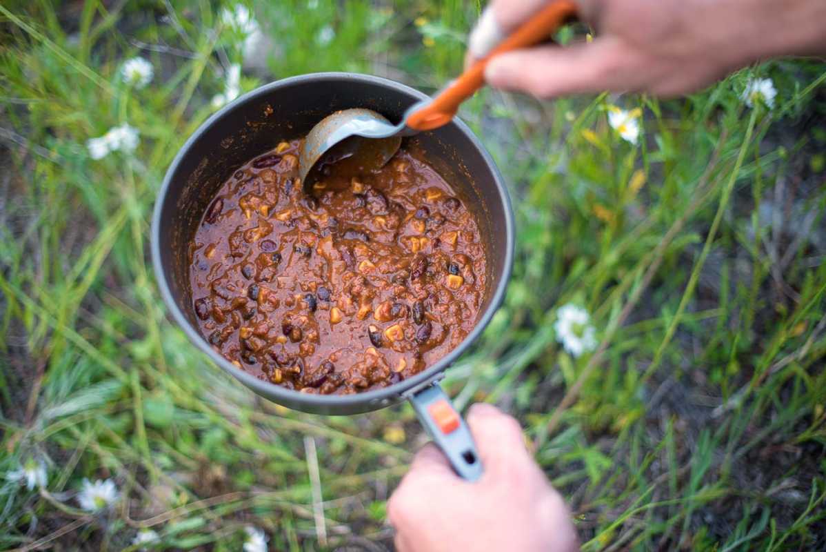 Cibo per zaino in spalla fai da te: un sano peperoncino vegano con quinoa preparato con un essiccatore, perfetto per le tue avventure in backcountry.