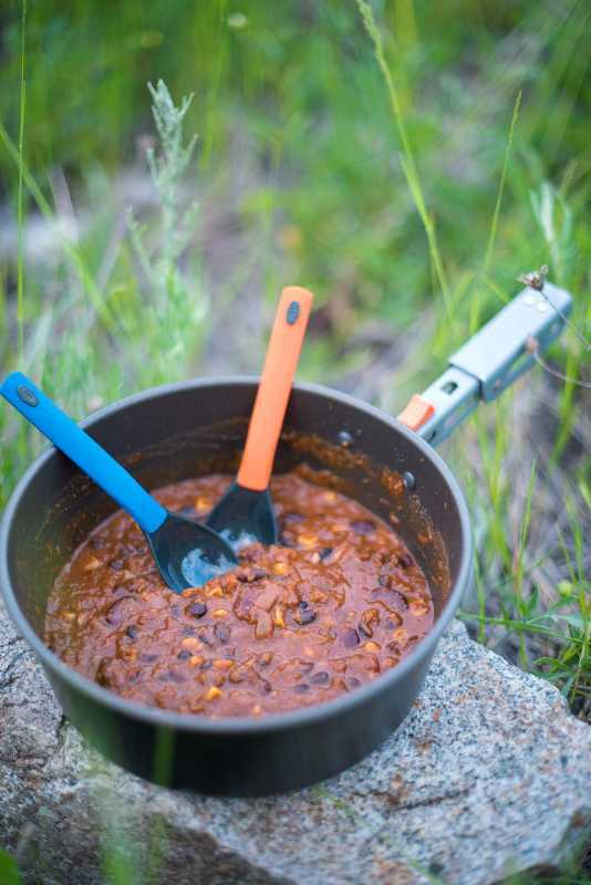 DIY Backpacking Food – zdrowe wegańskie chili z komosy ryżowej przygotowane w suszarce, idealne na przygody w terenie.