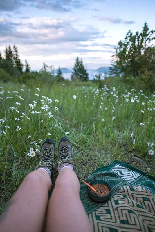 DIY Backpacking Food: un xili de quinoa vegà saludable fet amb un deshidratador, perfecte per a les vostres aventures al camp.