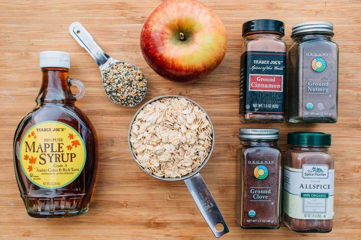 Ingredientes para avena con manzana alineados sobre una tabla para cortar
