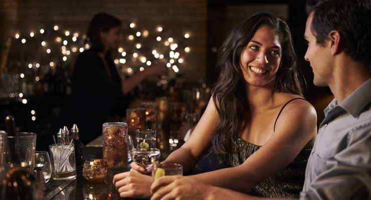Kako pristopiti k ženskam v baru