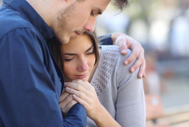 Hogyan lehet leküzdeni a depressziót: 10 módja annak, hogy ott legyünk depressziós barátnője mellett