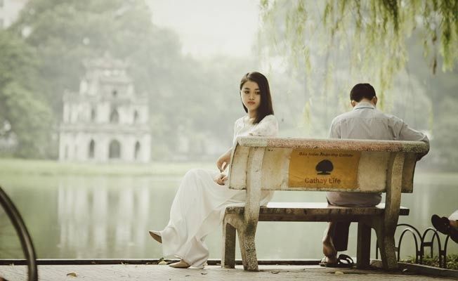 10 علامات على مواعدة امرأة غير متوفرة عاطفيا