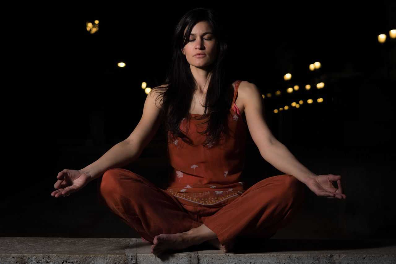 9 motive pentru care întâlnirea cu o fată care face yoga este răcoritoare