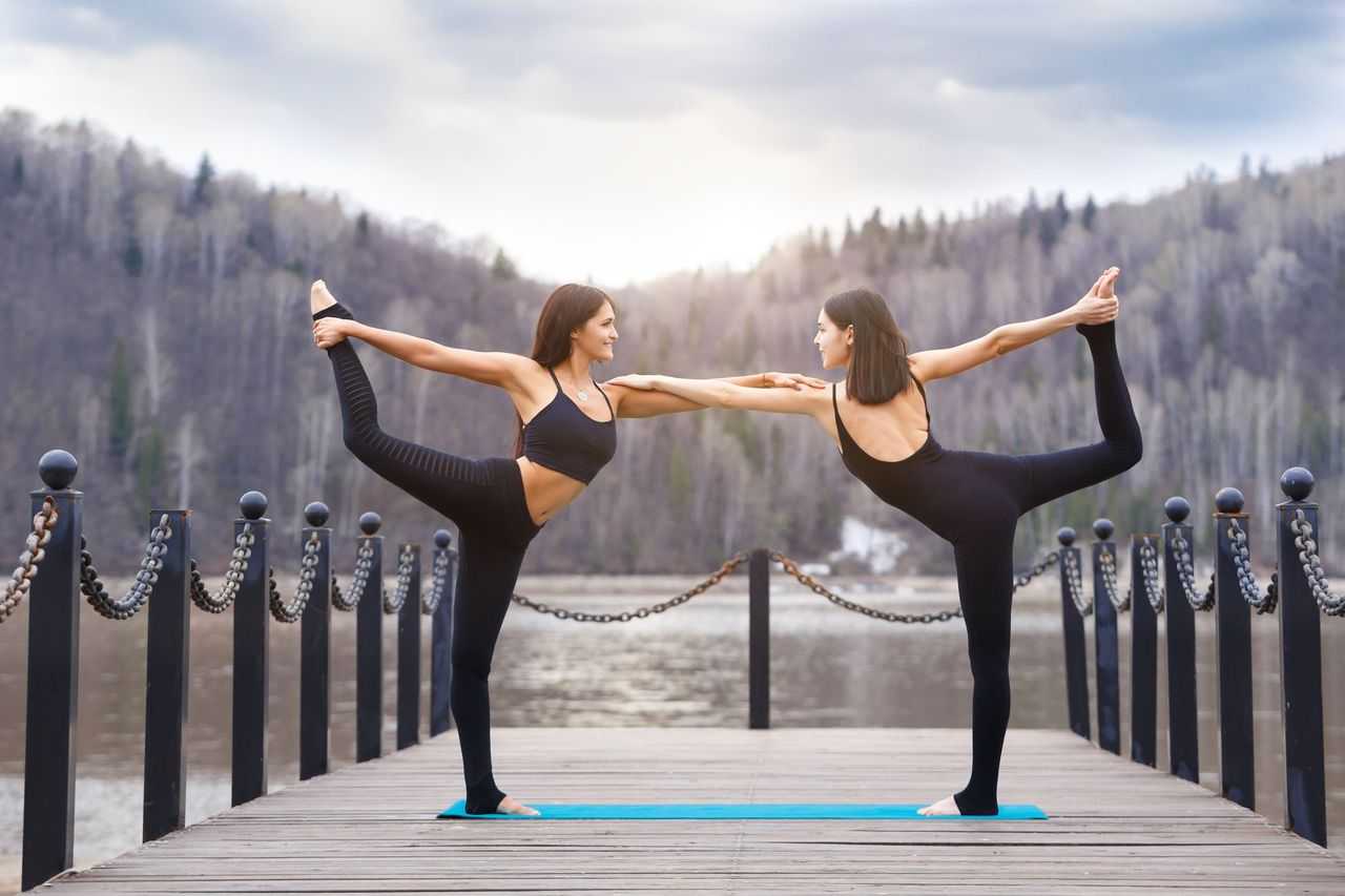 9 motive pentru care întâlnirea cu o fată care face yoga este răcoritoare