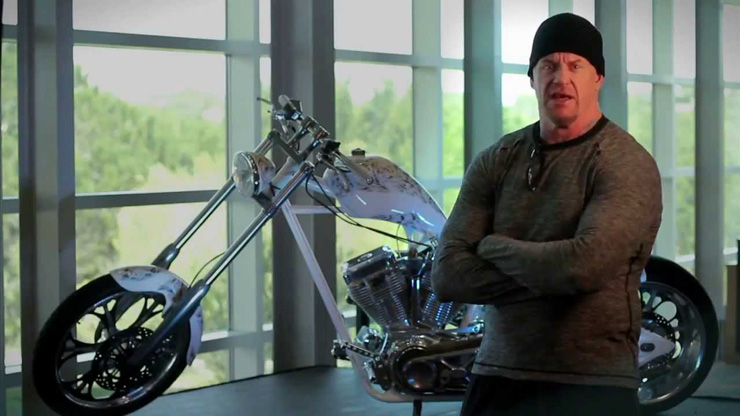 Motorna kolesa, ki spustijo čeljust, v lasti Undertakerja, ki to dokazuje