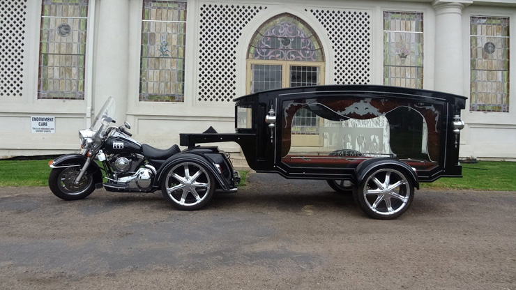 Motocicletas asombrosas propiedad del empresario de pompas fúnebres que demuestran que él