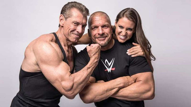 74 metų Vince'o McMahono „Žvėries“ treniruotė ir žandikaulį metanti kūno sudėtis gėdina jaunus ginklus.