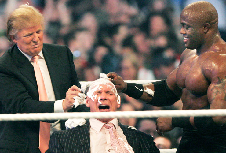 Ko je Trump obril glavo Vincea McMahona po zmagi v bitki milijarderjev