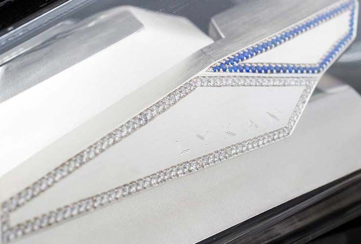 A 3,4 millió dolláros Lykan Hypersport gyémánt szegéllyel ellátott fényszórókkal rendelkezik