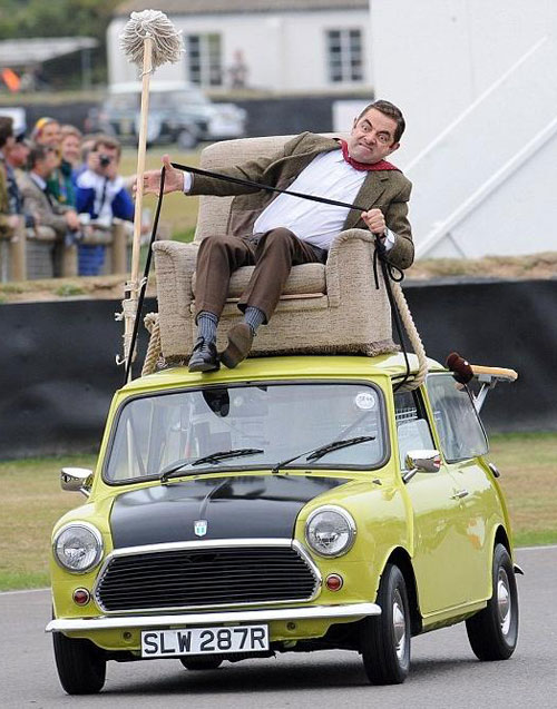7 sjeldne eksotiske bilder fra Mr Beans garasje som viser hvor massiv en bensinhode han er
