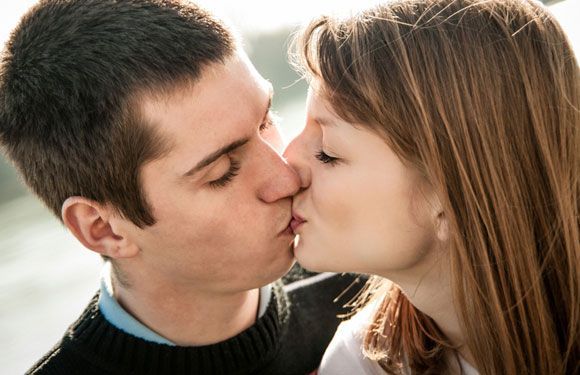 5 asiaa, jotka naiset haluavat miesten tietävän suudelusta
