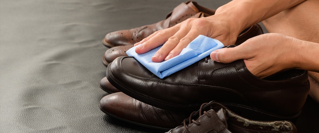 Ādas apavu tīrīšana un kondicionēšana ar audumu