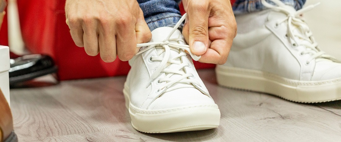 A fehér cipők megfelelő tisztítása, hogy hosszabb ideig tartsák őket