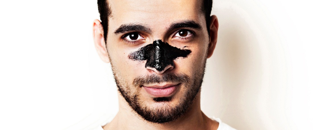 Un homme avec un masque de charbon de bois