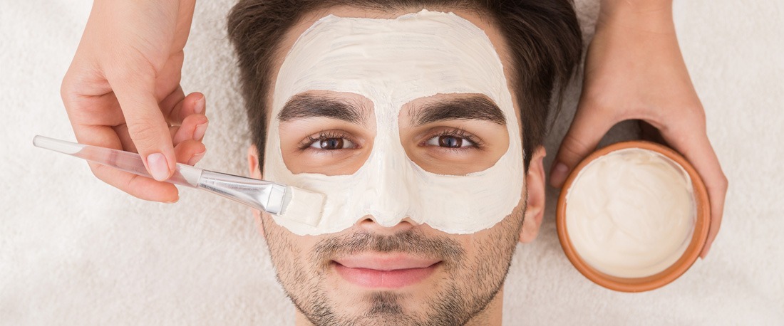 Un guide sur les masques pour le visage pour hommes et comment les utiliser correctement