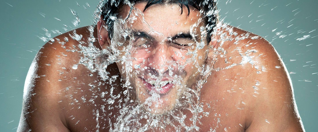 En man som tvättar ansiktet