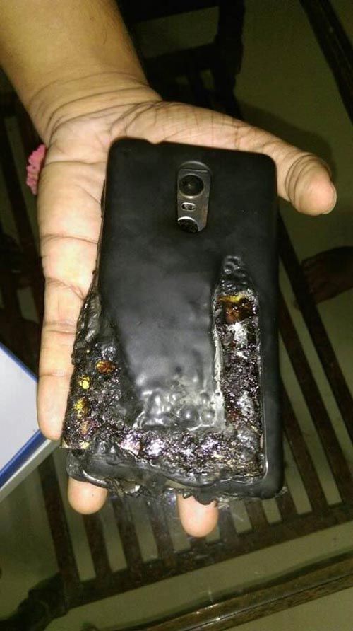 Một chiếc điện thoại thông minh Lenovo vừa có một khoảnh khắc Galaxy Note 7 phát nổ trong túi của một sinh viên