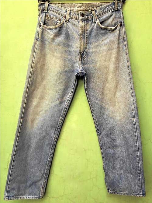 Cómo rasgar tus jeans en casa para conseguir un nuevo par de aspecto caro en 6 sencillos pasos