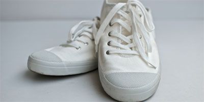 Cách làm sạch giày thể thao màu trắng