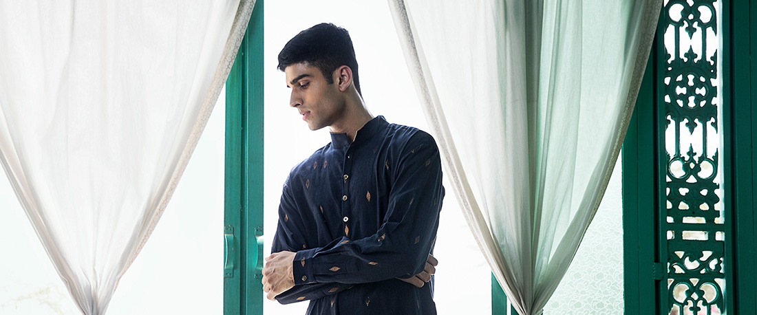 Млад индианец, облечен в тъмносиня курта от Дивали