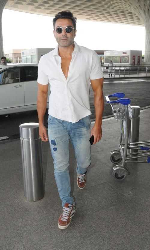 Moda para hombres indios: 4 trucos para hacer que tu camisa blanca básica y tus jeans azules se vean súper caros - por Bobby Deol