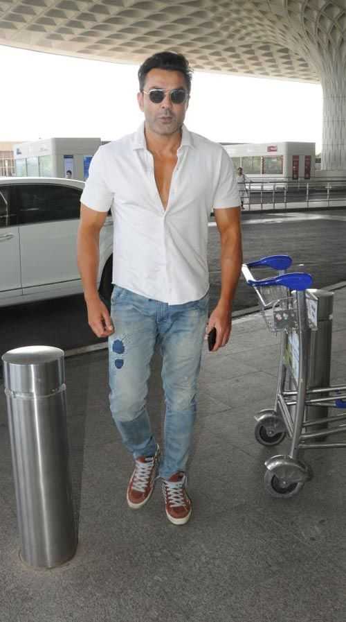 Мода для индийских мужчин: 4 совета, как сделать вашу обычную белую рубашку и синие джинсы выглядеть супер дорого - Бобби Деол