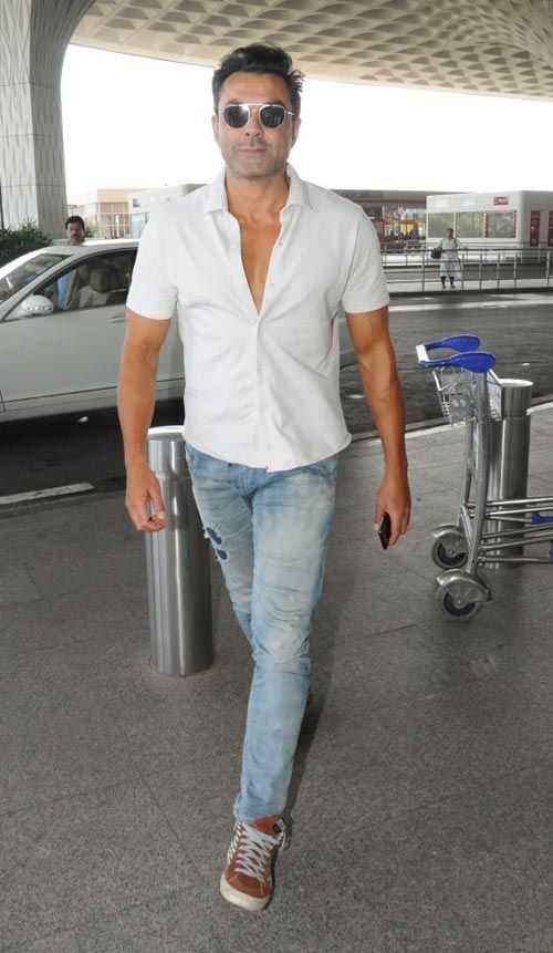 Mode pour les hommes indiens: 4 astuces pour que votre chemise blanche de base et votre jean bleu semblent super chers - Par Bobby Deol