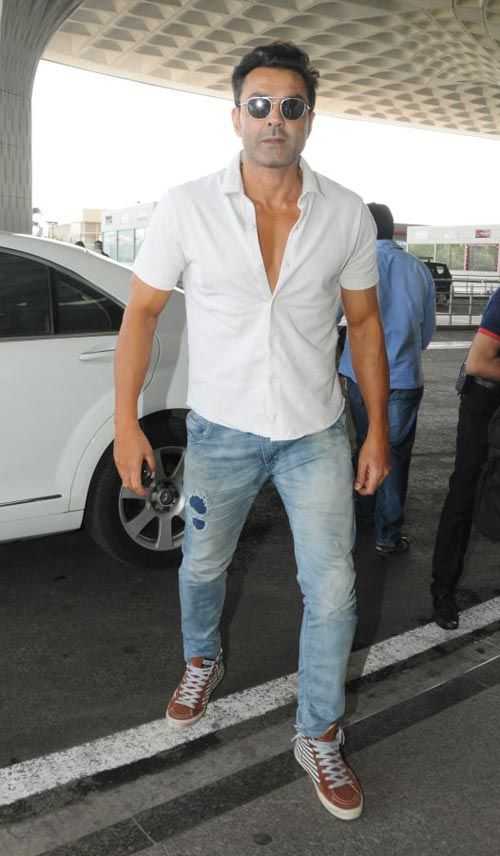 4 trucos para hacer que tu camisa blanca básica y tus jeans azules se vean súper caros - por Bobby Deol