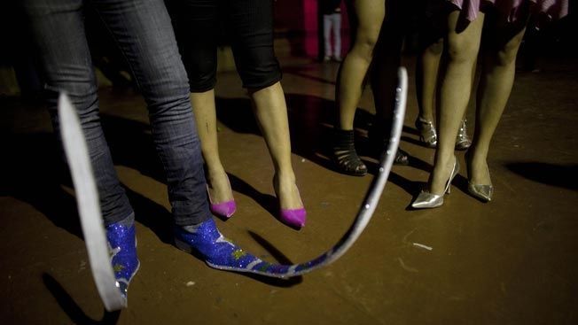 Por qué los hombres indios realmente necesitan dejar de usar zapatos puntiagudos en público