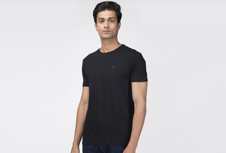 De beste effen zwarte T-shirts voor mannen die de look van een T-shirt herdefiniëren