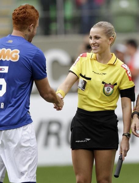 Fernanda Colombo Uliana: el árbitro más candente del fútbol se convierte en una sensación en Internet