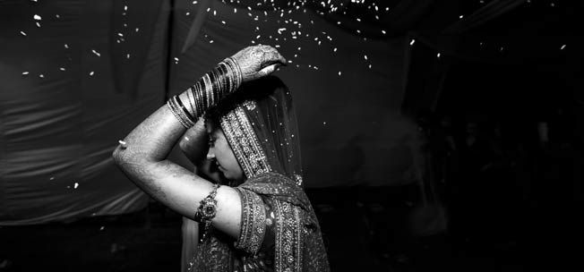 हर भारतीय आदमी को शादी करने का फैसला करने से पहले खड़ा होना चाहिए