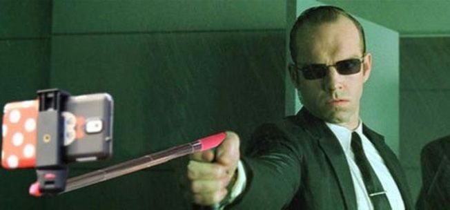 Zbrane nahradené selfie tyčami v slávnych filmoch