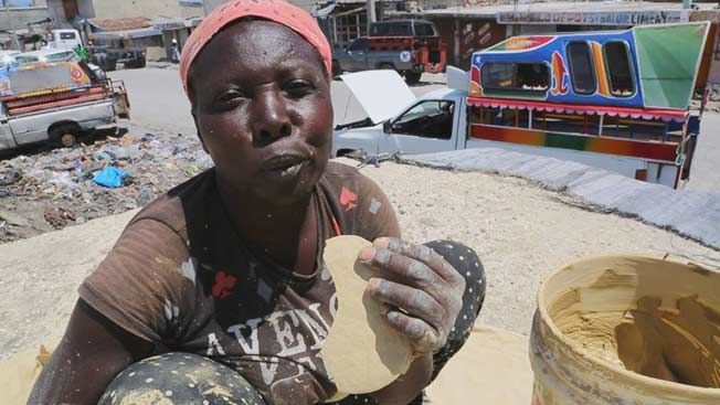Haitin ihmiset syövät mudakeksejä selviytyäkseen