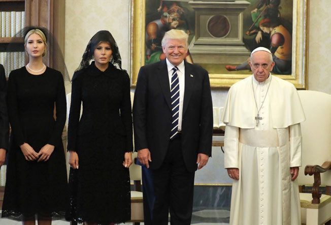 Twitter Trolls Картина на Доналд Тръмп с папата