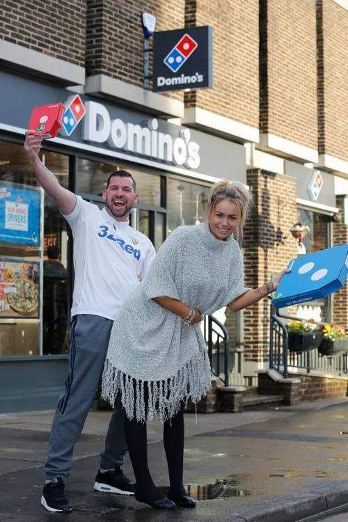 Šis pāris tika noķerts ar seksu Domino iekšpusē, gaidot Pepperoni Pizza