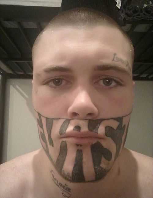 Denne fyren finner ikke jobb, takket være 'DEVAST8' -tatoveringen over ansiktet hans, og vi ser tydelig hvorfor